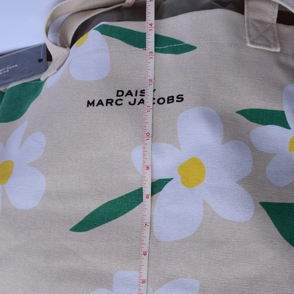 MARC JACOBS Daisy Tote with Cosmetic Pouch in Cream Flowery Pattern - Picture 4 of 5